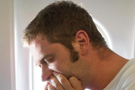 Monatelang freut man sich auf den Urlaub, doch kaum steigt man aus dem Flugzeug, klopfen die ersten Krankheitssymptome an. K... Monatelang freut man sich auf den Urlaub, doch kaum steigt man aus dem Flugzeug, klopfen die ersten Krankheitssymptome an. K...