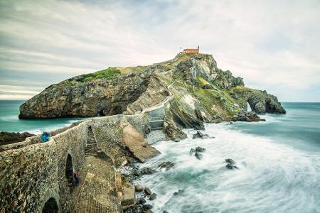 Die imposante Halbinsel Gaztelugatxe gehört zum spanischen Baskenland und dient als Kulisse für Drachenstein. Dort quartiert...