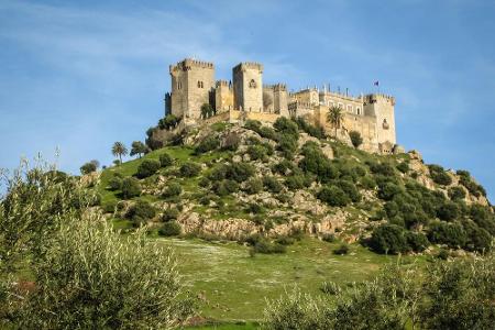 Das Castillo de Almodóvar del Río in Andalusien kennen Serien-Fans als Rosengarten, Sitz des Hauses Tyrell.