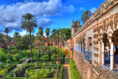 In Sevilla werden die Alcázar-Gärten und der Palast als Drehort genutzt. In der Serie Schauplatz der Halbinsel Dorne. Das Ha...