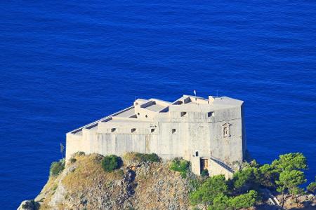 Die Festung Lovrijenac wiederum wird ab Staffel zwei als Residenz des Königs, der Rote Bergfried, genutzt.