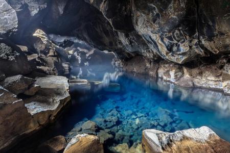 Grjótagjá, eine kleine Höhle, ist eine ganz besondere Location: Hier kommt es zum Liebesspiel zwischen Jon Schnee (Kit Harin...