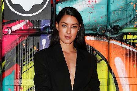 Rebecca Mir gibt auf dem Event Reise-Tipps