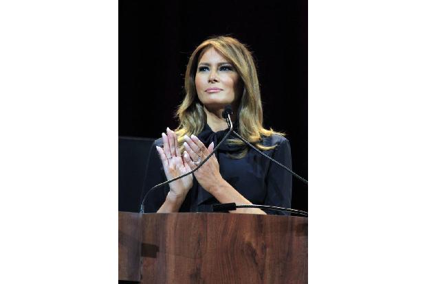 Etwas besser handelte es da Trumps Gattin Melania. Die First Lady twitterte: 