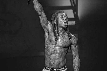 Der Körper von Rap-Star Lil Wayne ist von oben bis unten tätowiert. Besonders schmerzvoll: Er hat sich sogar die Augenlider ...