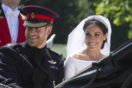 Geschafft! Die Erleichterung ist Prinz Harry und Herzogin Meghan anzusehen, als sie nach der Hochzeit am 19. Mai mit der Kut... Geschafft! Die Erleichterung ist Prinz Harry und Herzogin Meghan anzusehen, als sie nach der Hochzeit am 19. Mai mit der Kut...