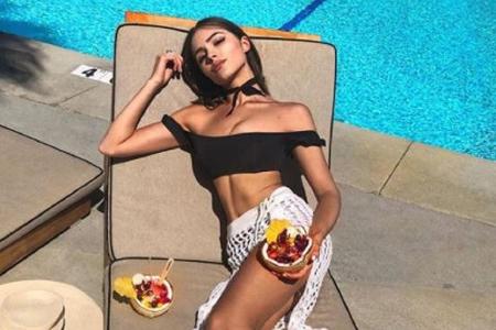 Model Olivia Culpo ließ den ersten Tag des Festivals ganz entspannt angehen und machte es sich am Pool gemütlich.