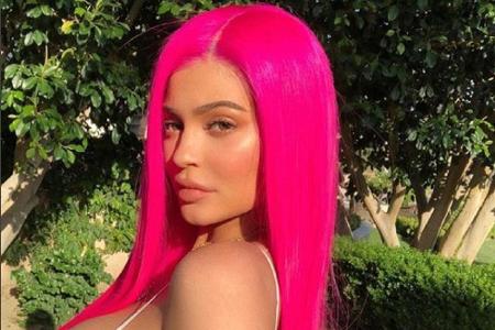 Im vergangenen Jahr war es Neongrün, für Coachella 2018 ist es grelles Pink: Kylie Jenner hat sich für das Festival wieder k...