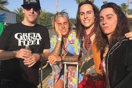 Justin Bieber (2.v.l.), Festival-ready in Hawaii-Hemd, passender Shorts und Bandana, postete ein Bild von sich und der Band ...