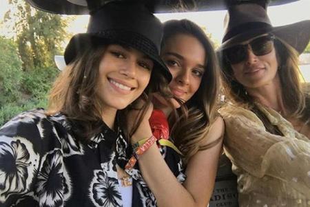 Ihre Tochter, Nachwuchs-Topmodel Kaia Gerber (l.), hatte sie zum Festival mitgebracht.