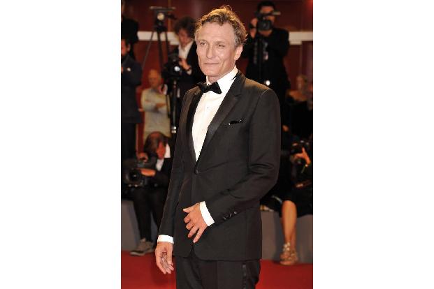 ...Oliver Masucci, der ebenfalls zur Premiere in Venedig angereist war. In den Szenen, die in den 30er-Jahren spielen, wird ...