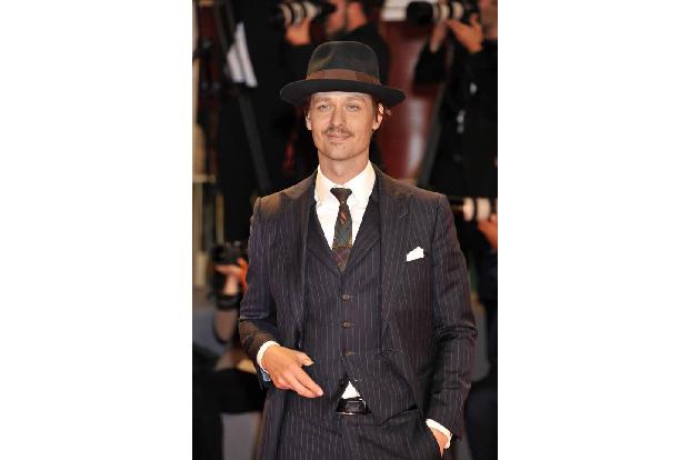 ...Tom Schilling und Sebastian Koch für herausragende schauspielerische Leistungen. Donnersmarck kommt nicht immer so gut we...