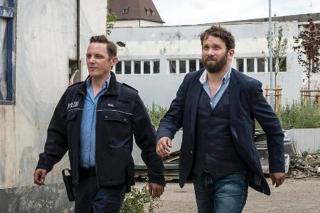 Lupo (Arndt Schwering-Sohnrey) und Lessing (Christian Ulmen, r.) im Einsatz vor dem Clubhaus der 
