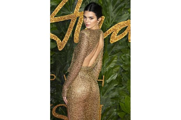 Reich, reicher, Kendall Jenner – laut Forbes verdiente die Tochter von Kris und Caitlyn Jenner umgerechnet ca. 20 Millionen ... Reich, reicher, Kendall Jenner – laut Forbes verdiente die Tochter von Kris und Caitlyn Jenner umgerechnet ca. 20 Millionen ...