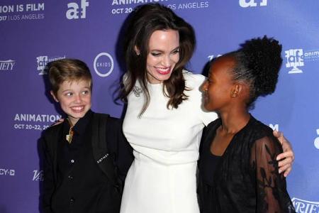 …Angelina Jolie findet sich plötzlich in der Rolle des Bösewichts wieder. So soll sie Brad Pitt vor allem die gemeinsamen Ki...
