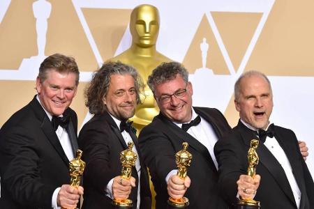 Sie konnten sich zusammen freuen: Gerd Nefzer (52, 2.v.r) wurde mit seinen Kollegen John Nelson, Paul Lambert und Richard R....