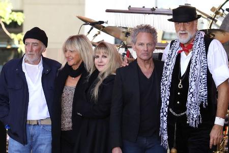 Fleetwood Mac kommen nach Berlin! Einzig Lindsey Buckingham (zweiter von rechts) darf die Reise nicht antreten Fleetwood Mac kommen nach Berlin! Einzig Lindsey Buckingham (zweiter von rechts) darf die Reise nicht antreten