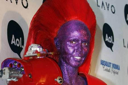 Etwas weniger schockierend aber genauso auffällig, präsentierte sich die 43-Jährige an Halloween 2010. Als Superheldin in ei...