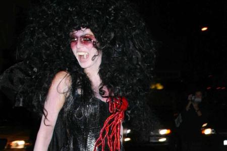 Schwarze Afroperücke, Vampirzähne, Netzstrümpfe, Lackstiefel - 2005 kam Klum als eine weibliche Version von Dracula.
