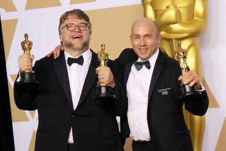 Guillermo del Toro und seine Scifi-Romanze 'Shape of Water - Das Flüstern des Wassers' waren für 13 Goldjungen nominiert und... Guillermo del Toro und seine Scifi-Romanze 'Shape of Water - Das Flüstern des Wassers' waren für 13 Goldjungen nominiert und...