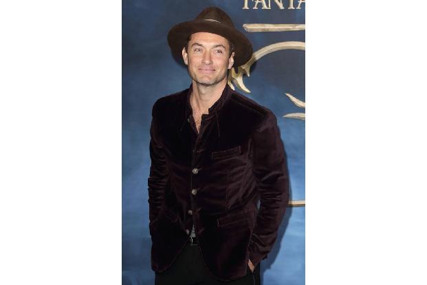 ...in die Rolle des jungen Albus Dumbledore zu schlüpfen, wurde Jude Law zuteil. Fans können es kaum erwarten, mehr über den...