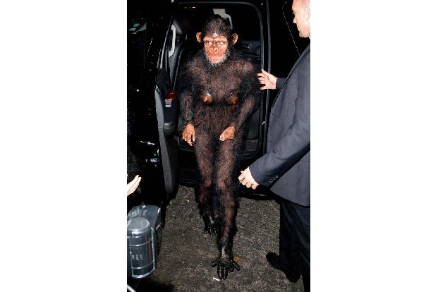 ...Fell zierte den Körper der Entertainerin bei ihrer eigenen Halloween-Party im gleichen Jahr – ein affengeiles Kostüm. Mit...