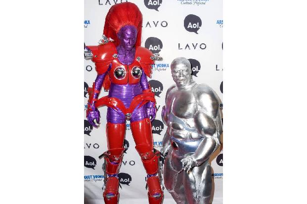 ...Ehemann Seal griff das Topmodel gerne mal zu Partner-Outfits. 2010 kamen die beiden extra aus fernen Galaxien angereist, ...
