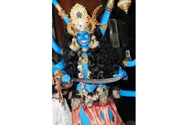 ...war auch Heidis Kostüm als hinduistische Göttin Shiva 2008. Mit ihren acht Armen verzauberte sie ihr Publikum filmreif. E...