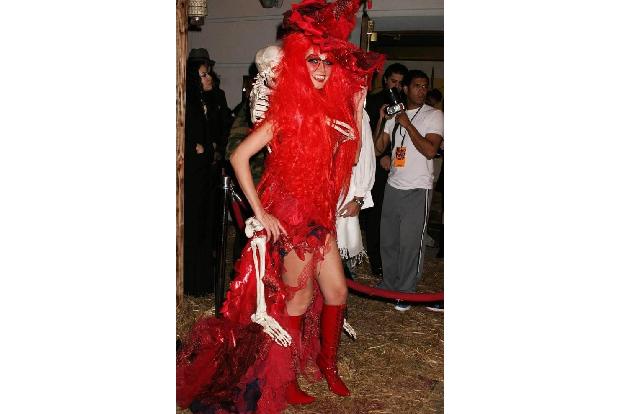 ...rote Hexe im Jahr 2004. Das besondere Accessoire ihres Outfits: ein Skelett auf ihrem Rücken. Was sich Heidi Klum wohl in...