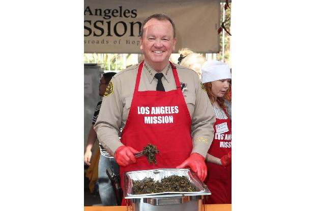 ...County-Sheriff von Los Angeles, Jim McDonnell, war sichtlich erfreut, helfen zu können. Die Los Angeles Mission hatte ihn...