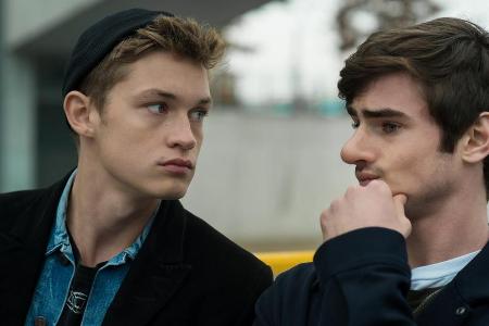 Cyril (Aaron Hilmer, r.) will Rick (Damian Hardung) helfen