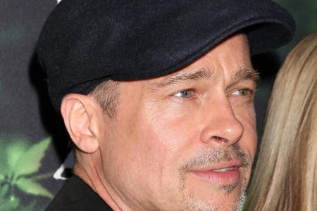Während seiner Beziehung mit Angelina Jolie soll Brad Pitt öfter zur Flasche gegriffen haben. Nach der Trennung hat der Holl...