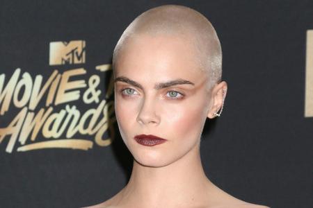 Model und Schauspielerin Cara Delevingne hat bereits ihre Kollegin Michelle Rodríguez und Musikerin St. Vincent geküsst. Ein... Model und Schauspielerin Cara Delevingne hat bereits ihre Kollegin Michelle Rodríguez und Musikerin St. Vincent geküsst. Ein...