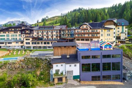 Malerisch im Nassfeld gelegen: Das Hotel Gartnerkofel mit Blick auf den gleichnamigen Berg. Im Vordergrund das neue Kinderha...