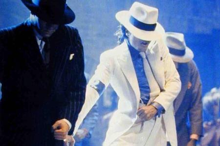 Kein anderer Tanzstil hat die Karriere von Michael Jackson so geprägt wie der Moonwalk. Noch heute wird diese Tanzart in ein...