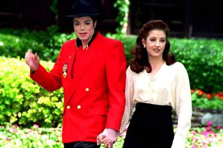 Im Mai 1994 heiratete Jackson Lisa Marie (50), die Tochter von Elvis Presley (1935-1977). Bei den MTV Awards im September 19...