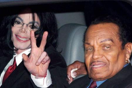 Obwohl Jackson sehr viele Schönheitsoperationen vornahm, behauptete er stets, sich nie gegen seine Hautfarbe entschieden zu ...