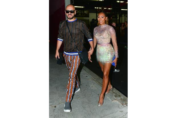 Mel B kam in Begleitung ihres guten Freundes Gary Madatyan und verzauberte dabei in einem kurzen, transparenten Mini-Kleid.