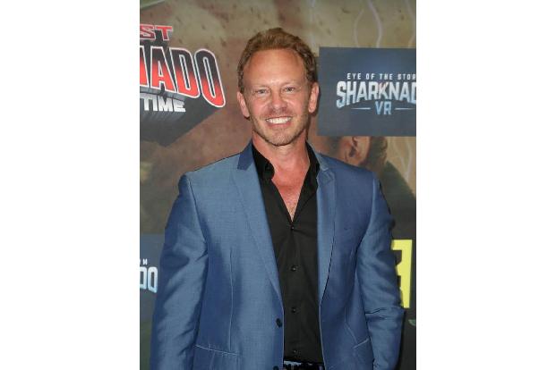 Im sechsten Teil kämpft auch wieder Ian Ziering gegen das beißerische Naturphänomen. 'The Last Sharknado: It's About Time' s...