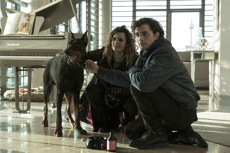 Atris (Samuel Schneider) und Marie (Ella Rumpf) sind Teil eines Vorhabens, bei dem auch Hund Platon eine unfreiwillige Rolle...