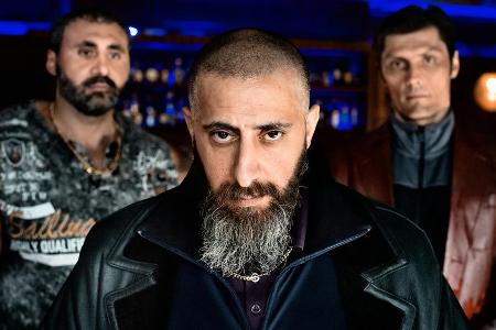 Silberrücken Al Keitar (Kida Khodr Ramadan) mit seinen Asphaltgorillas (u.a. Stipe Erceg, r.)