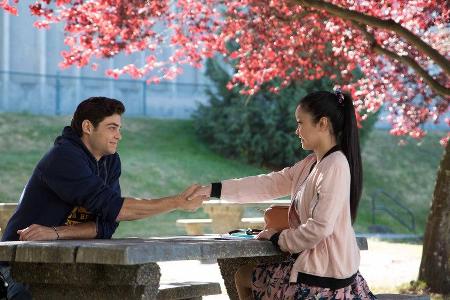 Peter (Noah Centineo) und Lara Jean (Lana Condor) schließen einen Pakt