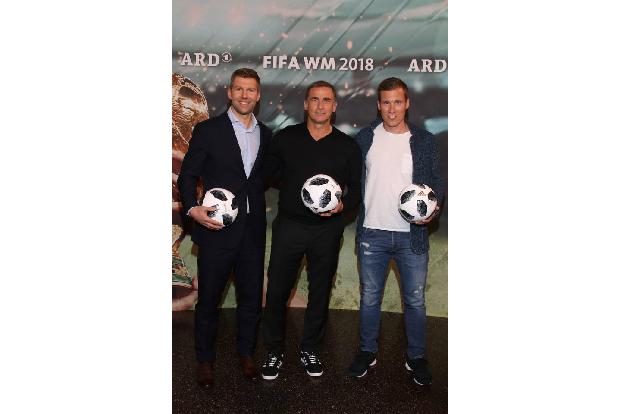 ...Thomas Hitzlsperger - hier auf dem Bild links neben den beiden Fußballtrainern Stefan Kuntz und Hannes Wolf - ist als Exp...