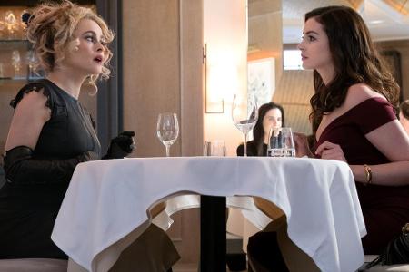 Rose soll für Schauspielerin Daphne Kluger (Anne Hathaway) das Kleid für die Met Gala designen und diese dazu bringen, die K...