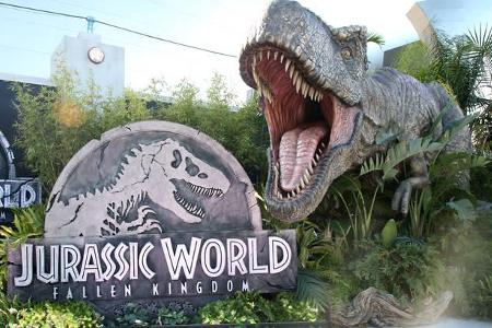 In Deutschland kann man das Dino-Spektakel schon sehen. Darin kehren Chris Pratt alias Owen Grady und Bryce Dallas Howard al... In Deutschland kann man das Dino-Spektakel schon sehen. Darin kehren Chris Pratt alias Owen Grady und Bryce Dallas Howard al...