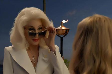 Das Highlight des Films: Cher! Sie spielt Ruby - niemand Geringeren als die Großmutter von Amanda Seyfrieds Sophie und somit...