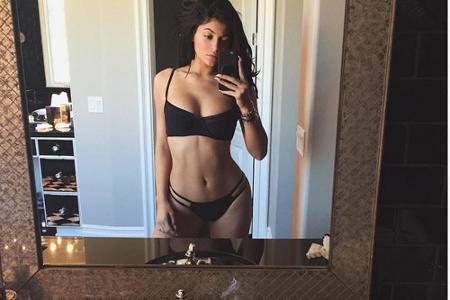 Sie ist das Küken in der Familie, was sie jedoch ebenfalls nicht daran hindert, sich in knappen Bikinis und mit viel nackter...