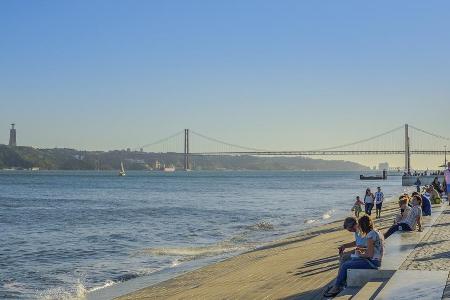 An den Uferpromenaden des Tejo genießen Urlauber und Einheimische Seite an Seite die Sonne