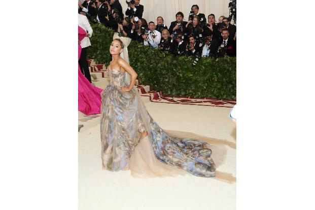 Den Anfang macht Sängerin Ariana Grande, dabei ist sie noch gar nicht verheiratet. Aber ihre Blitzromanze mit Pete Davidson ...