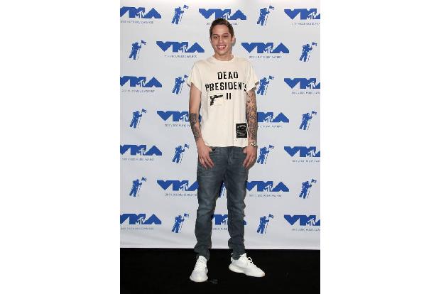 ...einen Monat ist es her, dass die Sängerin und der Comedian zusammenkamen. Jetzt sind sie bereits verlobt und leben gemein...
